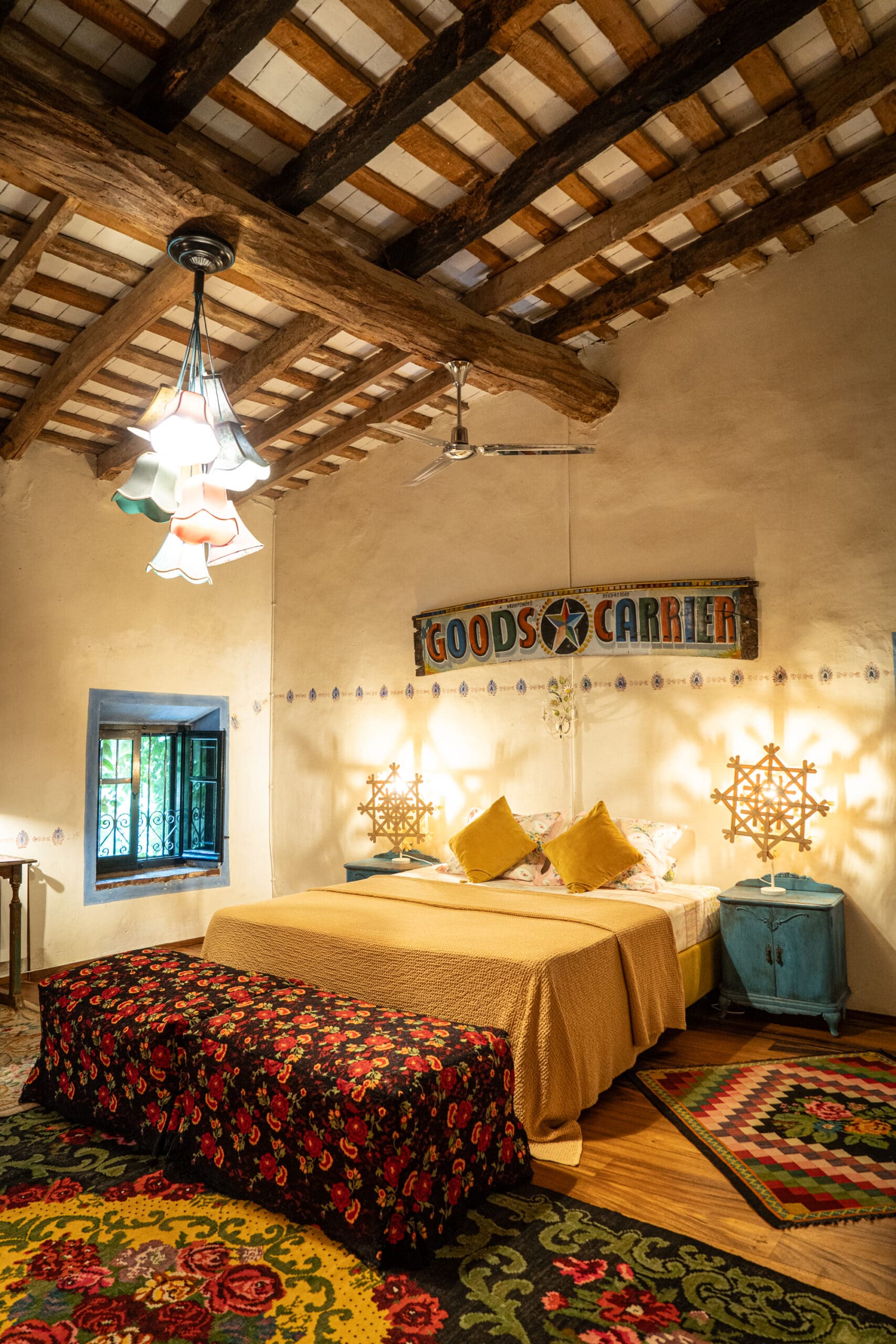 Bed in de Hooizolder