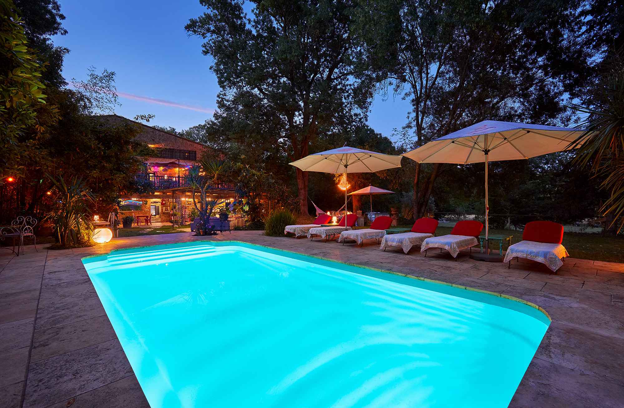 Verlicht zwembad op een zomeravond bij B&B 123 Olé in Catalonië