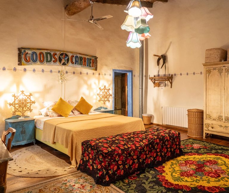 Bed in de Hooizolder