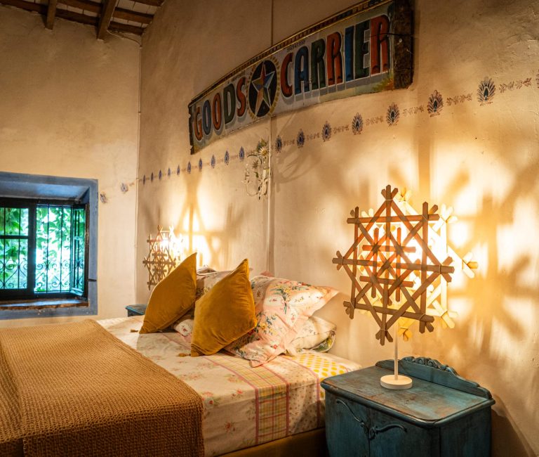 Bed in de Hooizolder