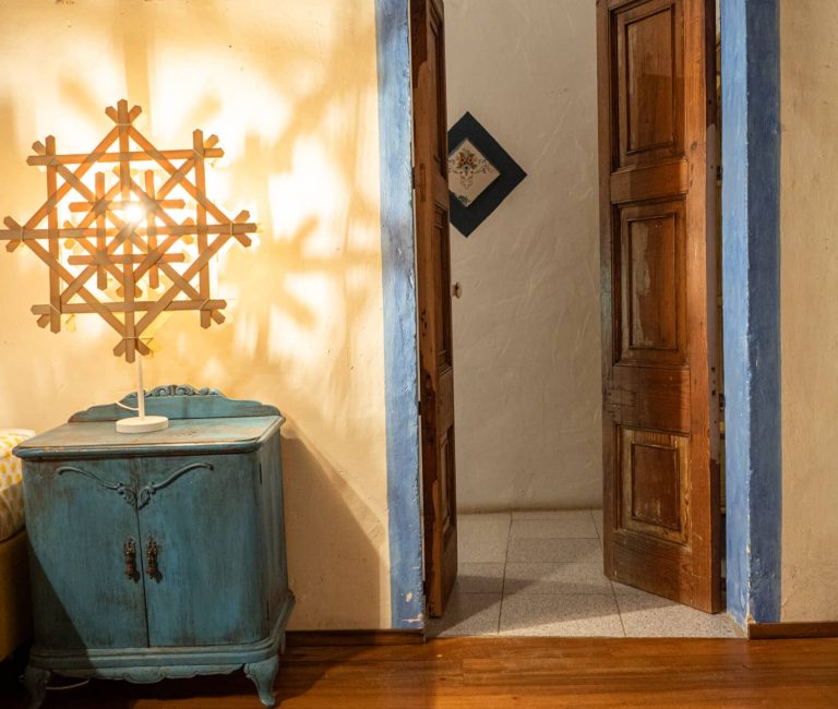 Deur naar de badkamer van de Hooizolder