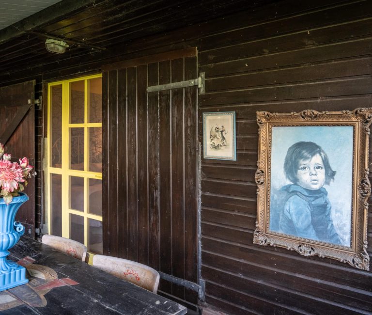 Gele stal in Can Portell tuin