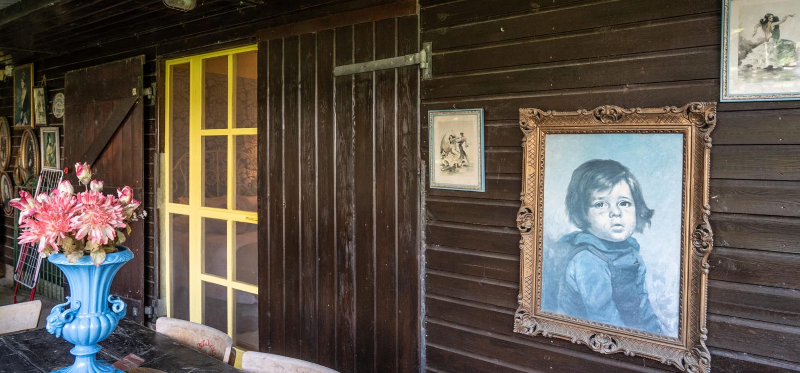 Gele stal in Can Portell tuin