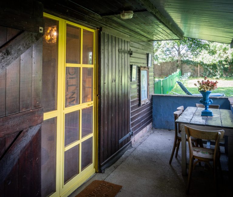 Gele stal in Can Portell tuin