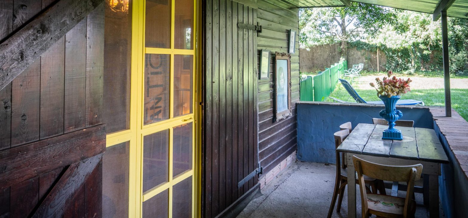 Gele stal in Can Portell tuin