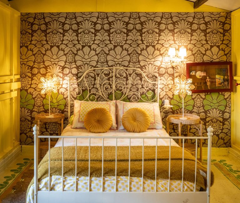 Gele stal in Can Portell tuin