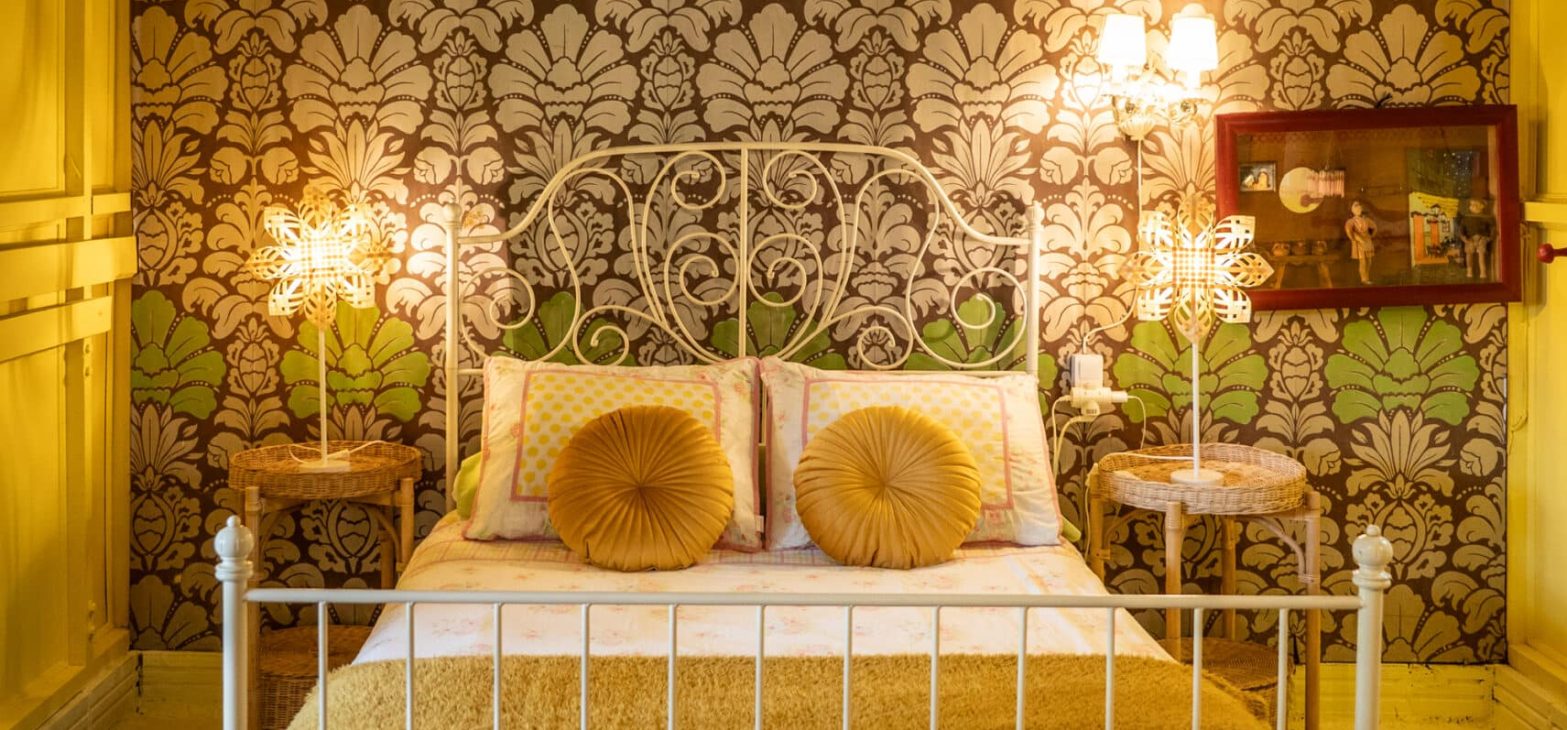 Gele stal in Can Portell tuin