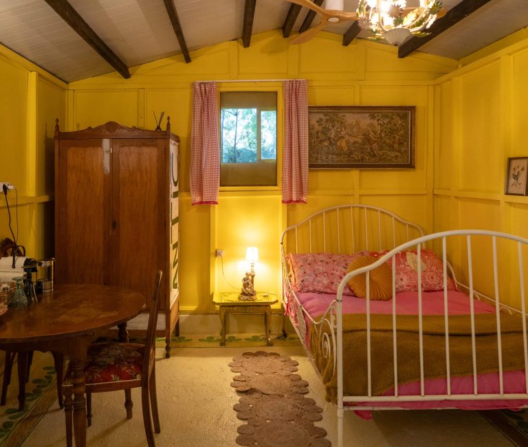 Gele stal in Can Portell tuin