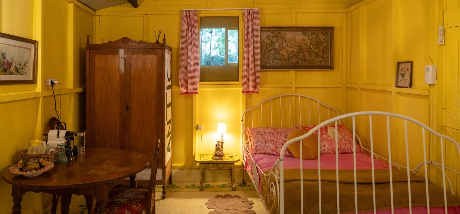 Gele stal in Can Portell tuin