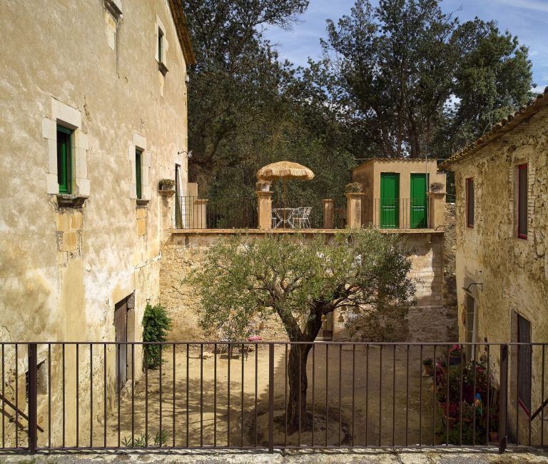 Patio tussen Mas Ferrer en Petit