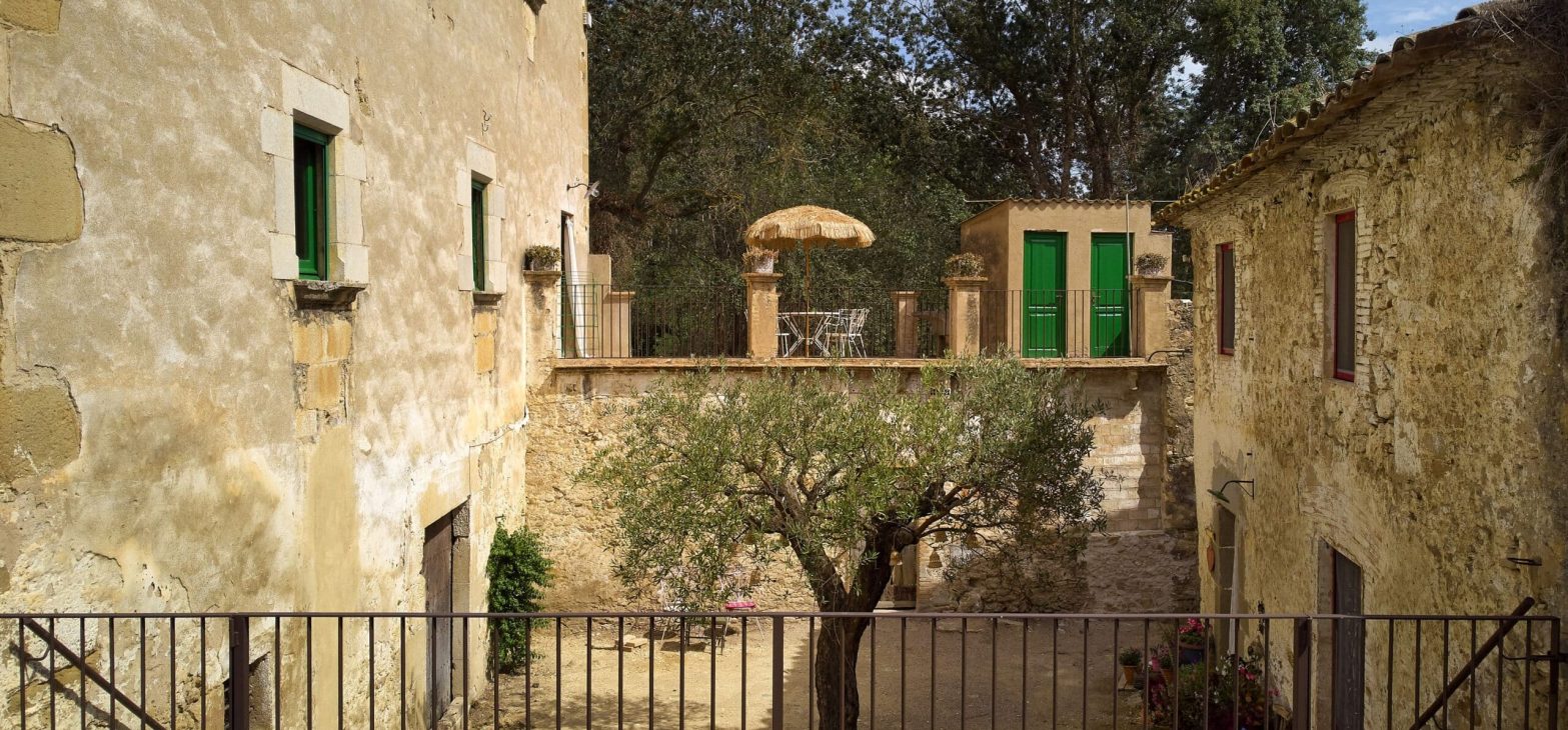 Patio tussen Mas Ferrer en Petit