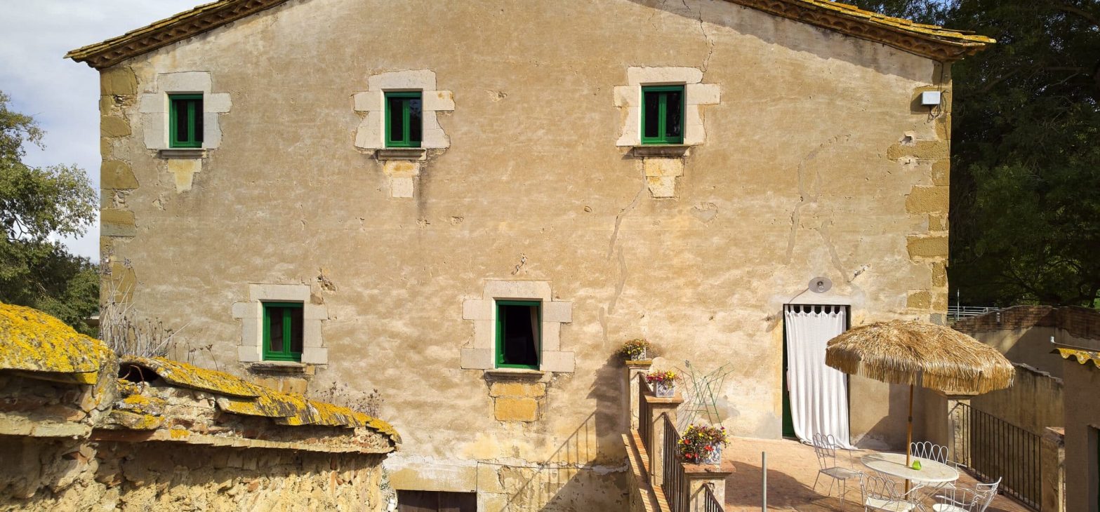 Zijaanzicht Mas Ferrer