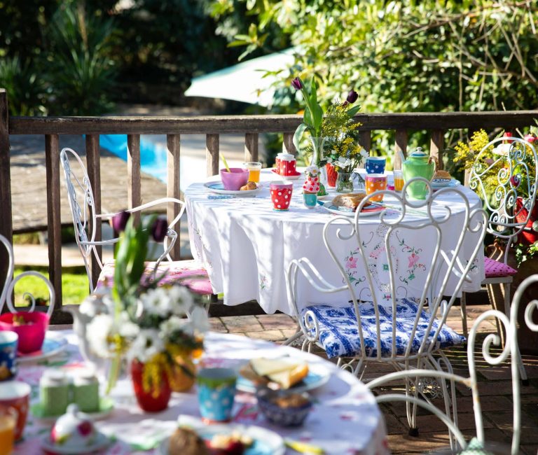 Ontbijttafels op terras