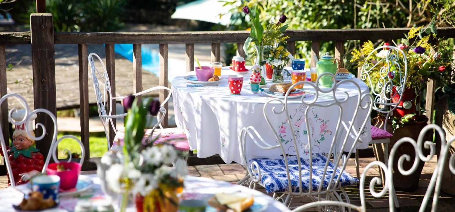 Ontbijttafels op terras